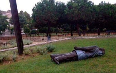Estatua de Jordi Pujol derribada en Premià de Dalt