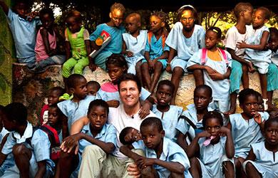 El Dr. Iván Mañero en su escuela del barrio de Hafia, Guinea-Bissau