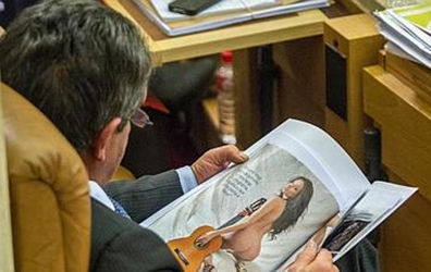 Miguel Ángel Revilla con la revista Interviú